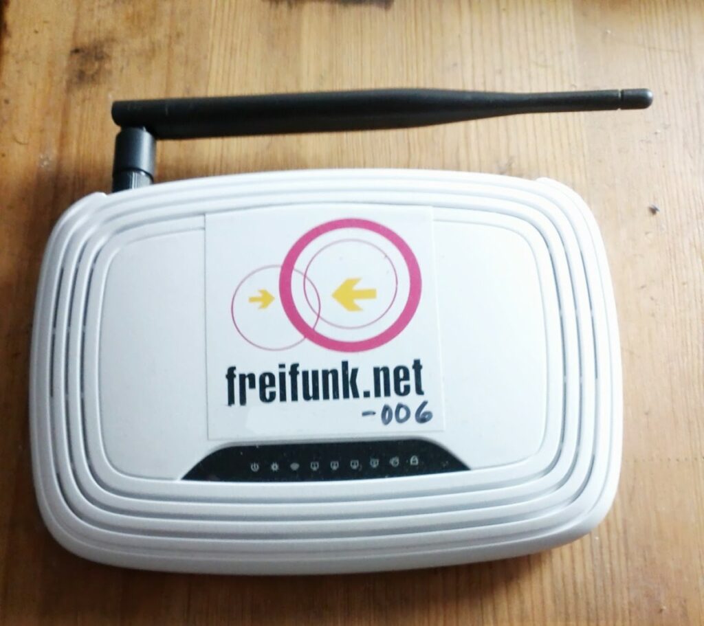 Ein Freifunkrouter mit einer Antenne und Aufschrift