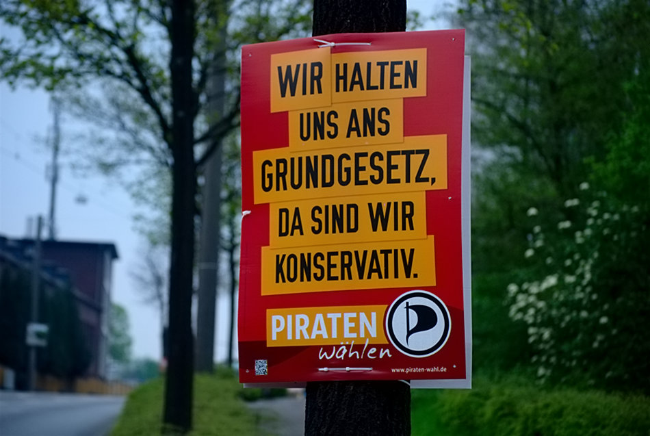 Plakat am Baum Wir halten uns ans Grundgesetz