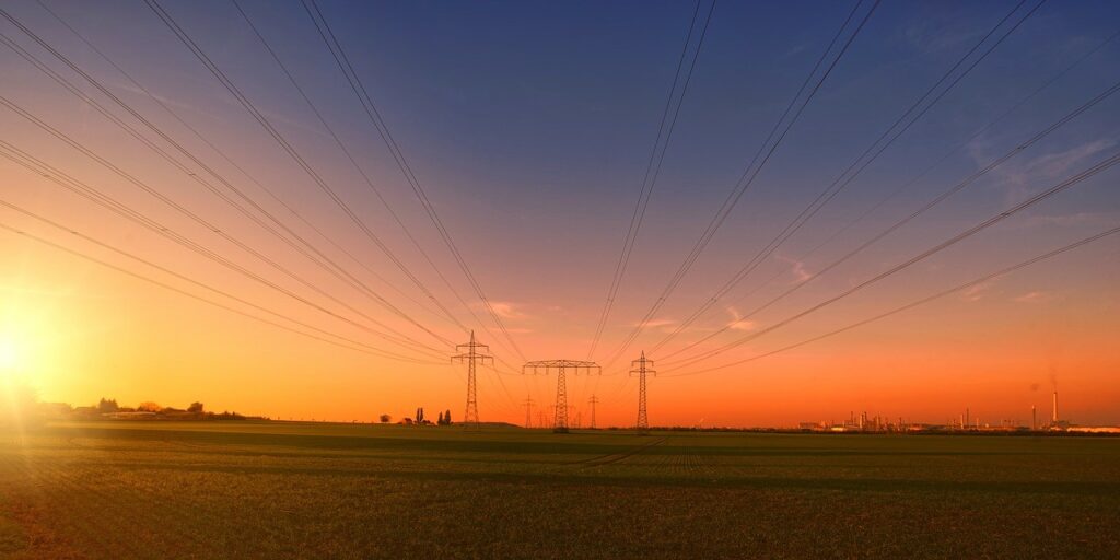 Abendsonne scheint auf Stromtrassen