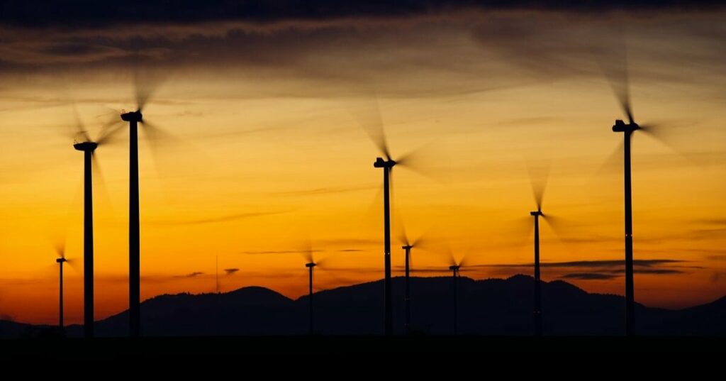 Windturbinen im Abendrot