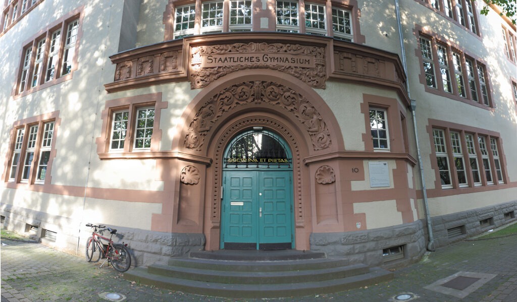 Eingang des Landfermann-Gymnasium in Duisburg