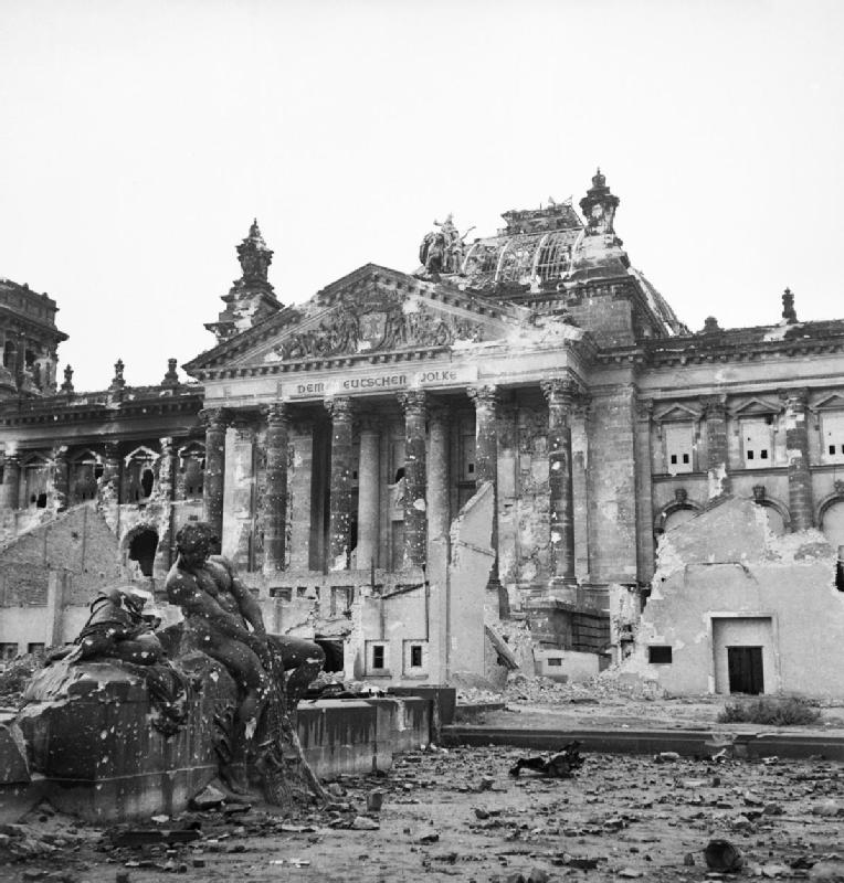 Zerstörtes Reichstagsgebäude 1945