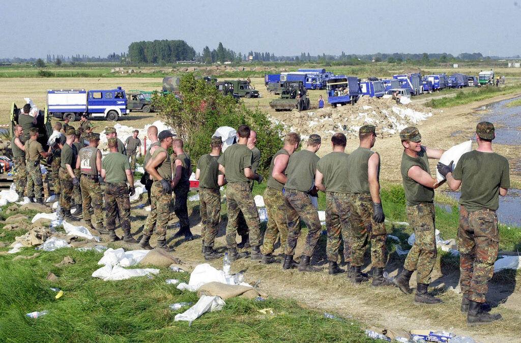 Bundeswehr und THW im Hochwassereinsatz