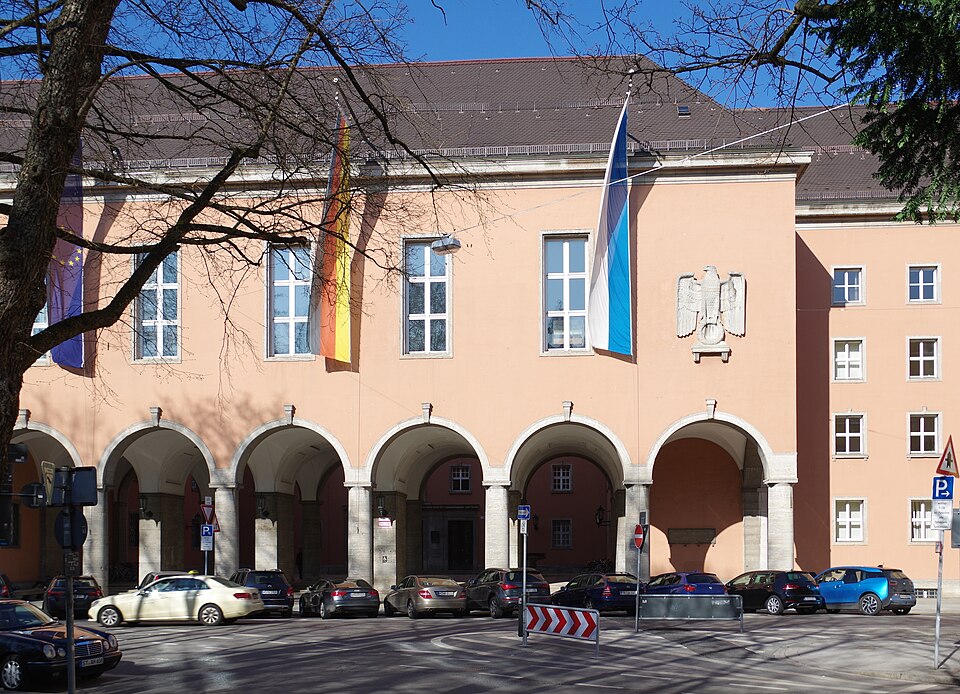 Ein Bild des Gebäudes der ehemaligen Oberfinanzpräsidiums (später Oberfinanzdirektion, jetzt Bayerisches Landesamt für Steuern) in der Sophienstraße 6