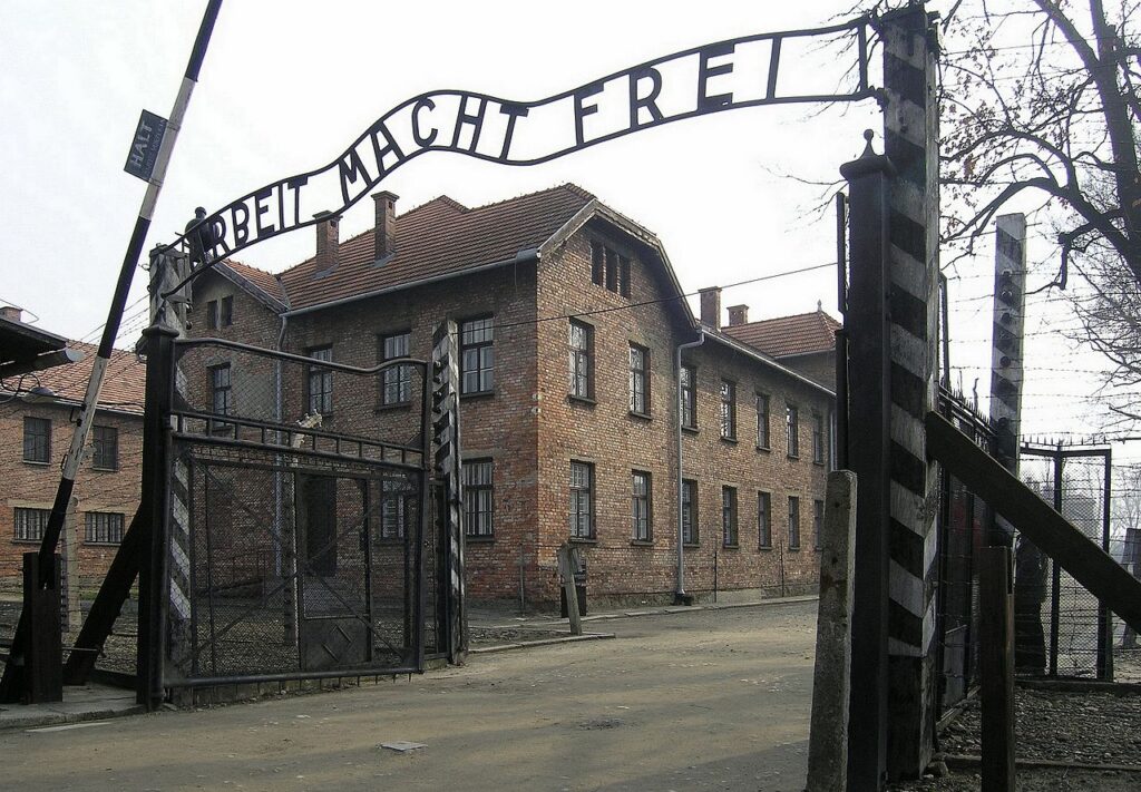 Eingangstor_des_KZ_Auschwitz,_Arbeit_macht_frei_(2007)
