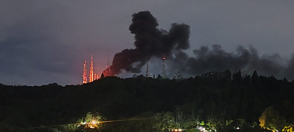Bild über einen Wald hinweg auf Angriffe auf Kommunikationsantennen in La Boyera, Caracas