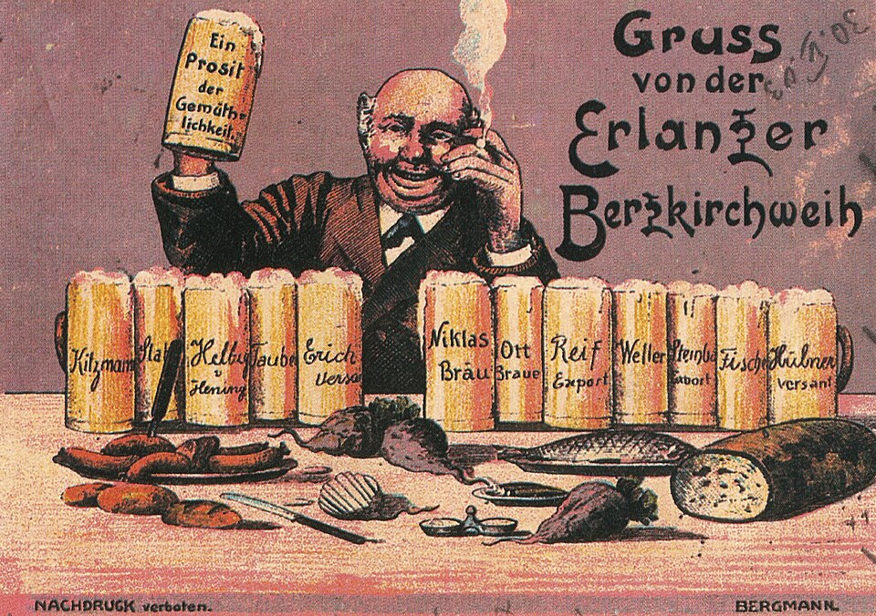 Gemaltes Postkartenbildes von Anfang des 20ten Jahrhunderts von einem Bier trinkenden Mann vor etlichen Bierkrügen und einem gedeckten Tisch mit Fleisch, Fisch und Brot